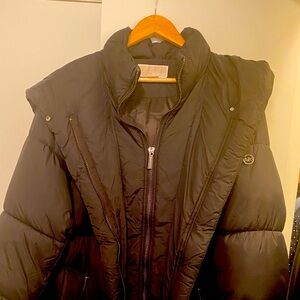 Winter puffer coat size Black with hood
Very warm , size XL Michael koors
